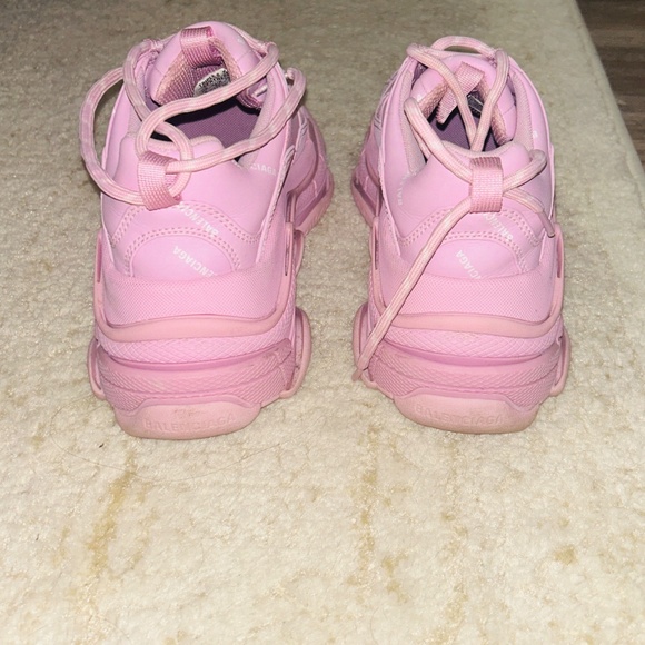 Chic light pink athletic shoes by Balenciaga. Ideal for everyday style - Picture 4 of 4